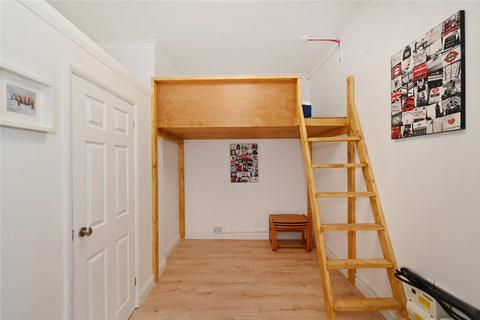 Studio to rent, Castletown Road, London W14