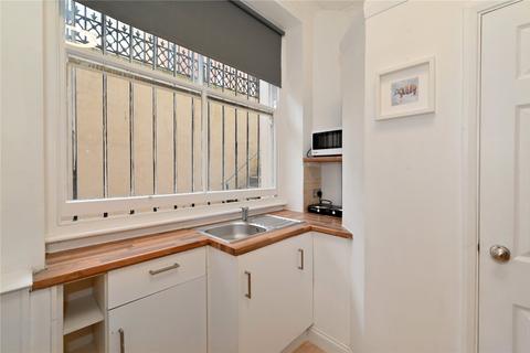 Studio to rent, Castletown Road, London W14