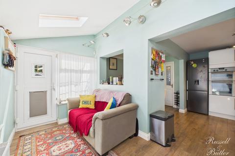 3 bedroom semi-detached house for sale, Greenway Walk, Buckingham