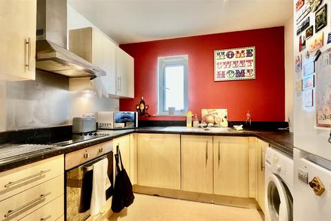 3 bedroom apartment for sale, Canalside Gardens, Southall UB2