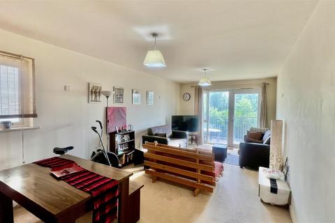 3 bedroom apartment for sale, Canalside Gardens, Southall UB2
