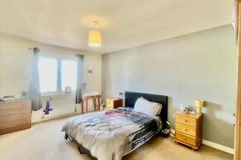 3 bedroom apartment for sale, Canalside Gardens, Southall UB2