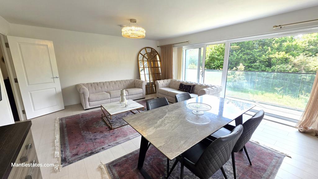 Dining/lounge area