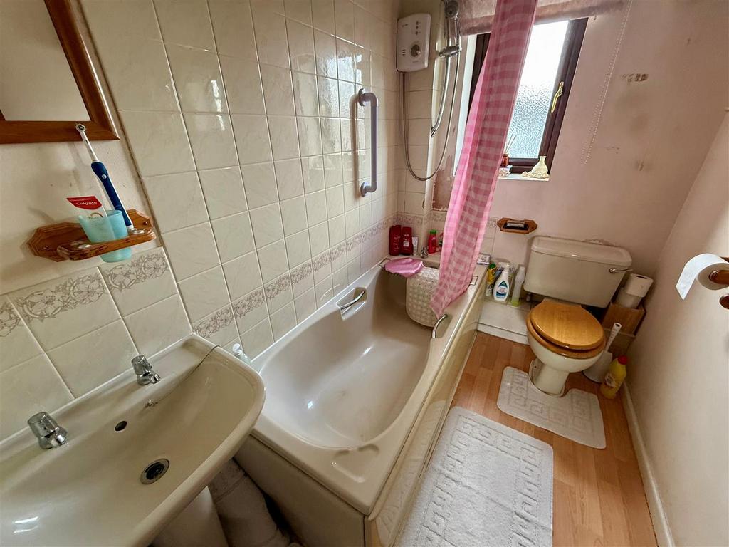 BR202 Bathroom.jpg