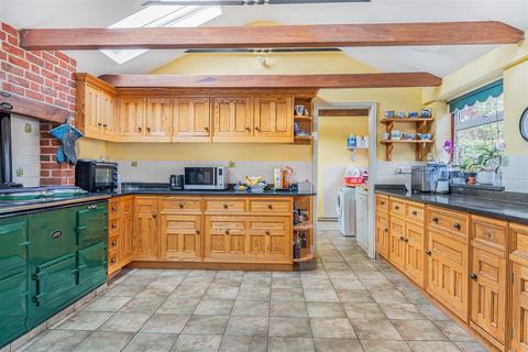 White Bungalow, 2 Townsend, Poulshot, Devizes, SN10 1SD
