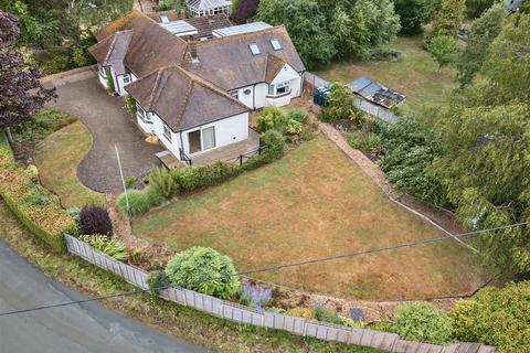 White Bungalow, 2 Townsend, Poulshot, Devizes, SN10 1SD