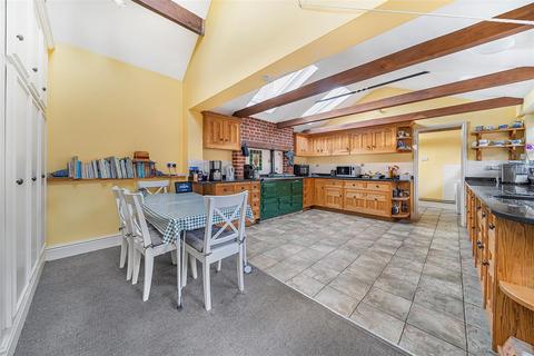 White Bungalow, 2 Townsend, Poulshot, Devizes, SN10 1SD