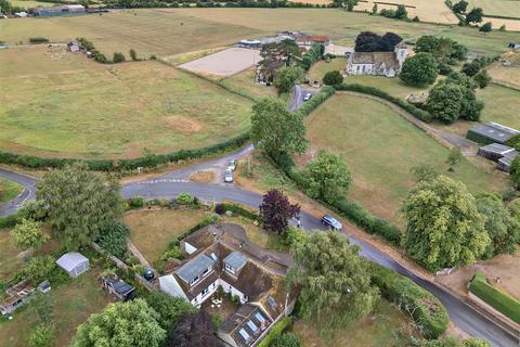 White Bungalow, 2 Townsend, Poulshot, Devizes, SN10 1SD