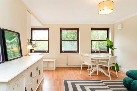 12 Wood Close, London, E2 6ET