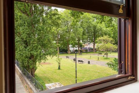 12 Wood Close, London, E2 6ET