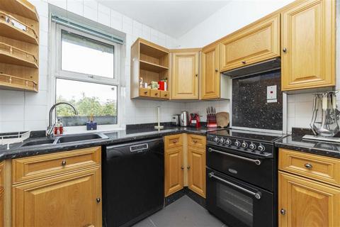 2 bedroom flat to rent, St. Katharines Way, London E1W