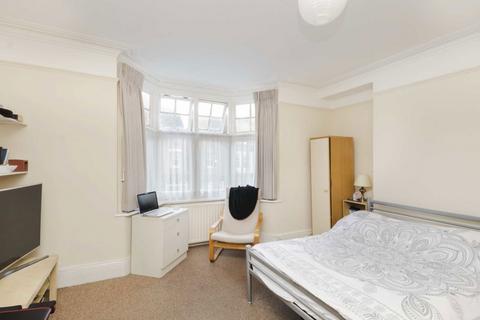 2 bedroom flat to rent, Victoria Avenue, Surbiton KT6