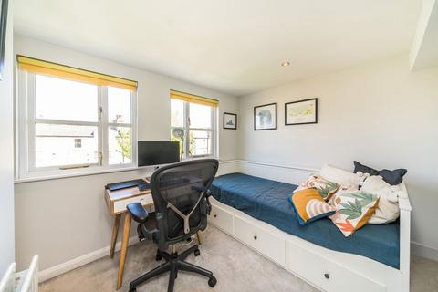 17b Brenda Road, London, SW17 7DD