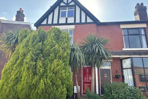 4 bedroom semi-detached house to rent, Bennetts Lane, Bolton, BL1