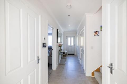18 Boxford Close, South Croydon, CR2 8SY