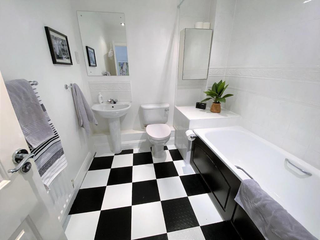 Main Bathroom.jpg