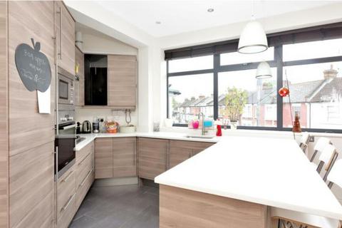 4 bedroom flat to rent, Villiers Road Willesden Green NW2