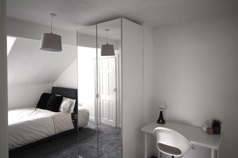 2 bedroom flat to rent, Flat 3, 1 Kelso Road, LS2 9PR