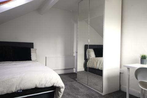 2 bedroom flat to rent, Flat 3, 1 Kelso Road, LS2 9PR