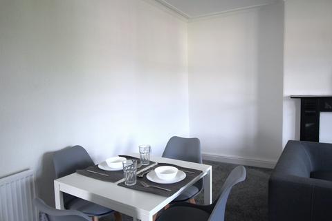 2 bedroom flat to rent, Flat 3, 1 Kelso Road, LS2 9PR