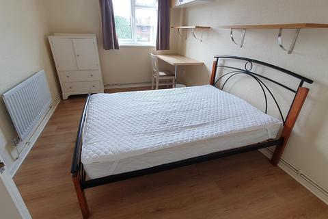 3 bedroom apartment to rent, Beckway Street, London, SE17