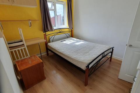 3 bedroom apartment to rent, Beckway Street, London, SE17