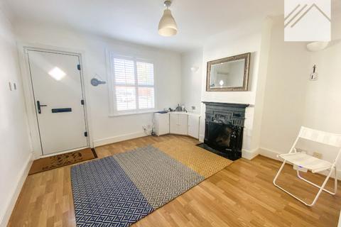 3 bedroom terraced house to rent, North Road Avenue, Brentwood