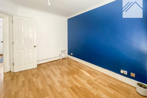 3 bedroom terraced house to rent, North Road Avenue, Brentwood