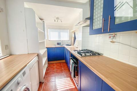 3 bedroom terraced house to rent, North Road Avenue, Brentwood