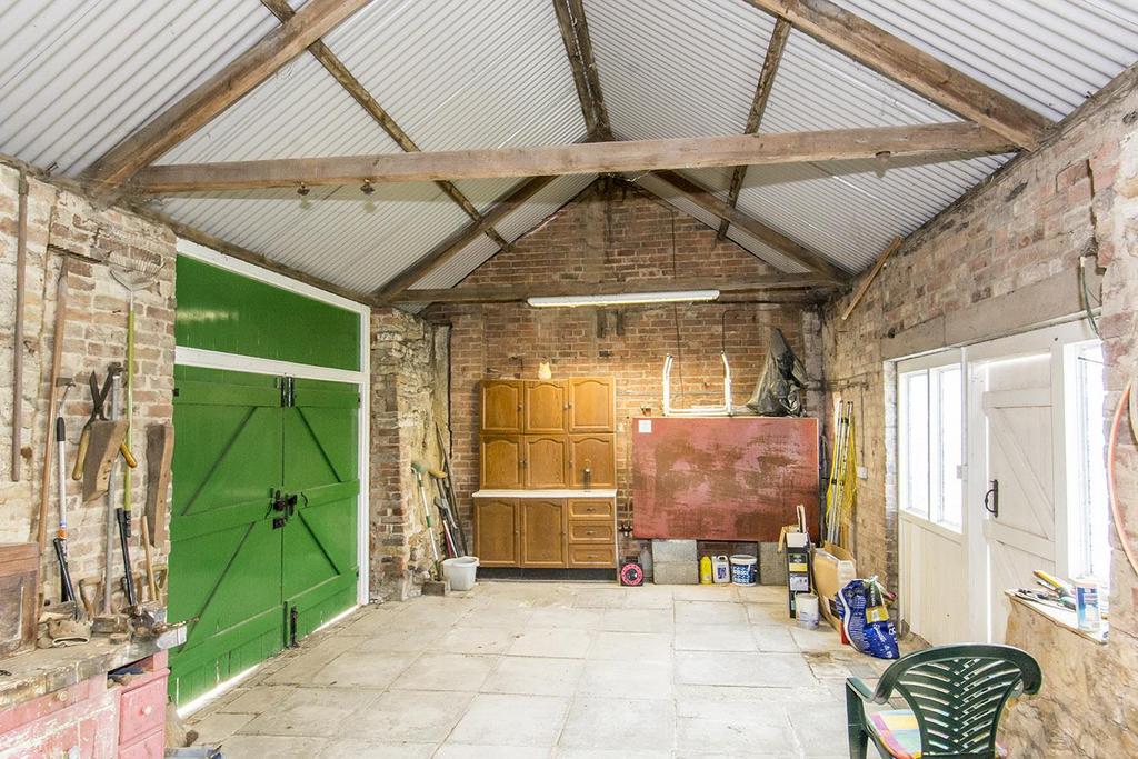 Garage/Outbuilding