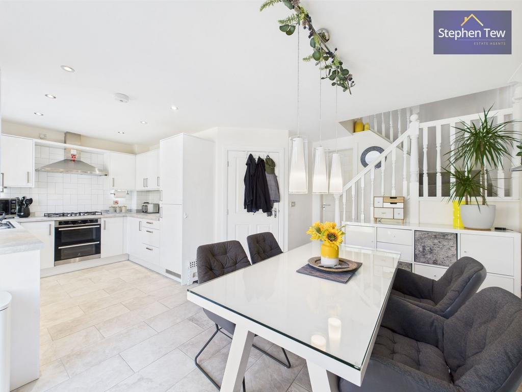 Kitchen/ Dining Room