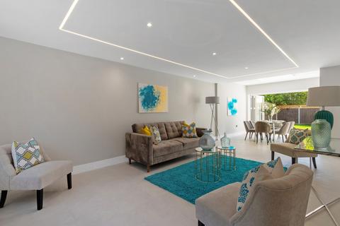 4 bedroom detached house for sale, Kingfisher Close, Northwood, HA6