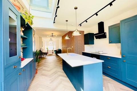 4 bedroom terraced house for sale, Colville Road, London E17