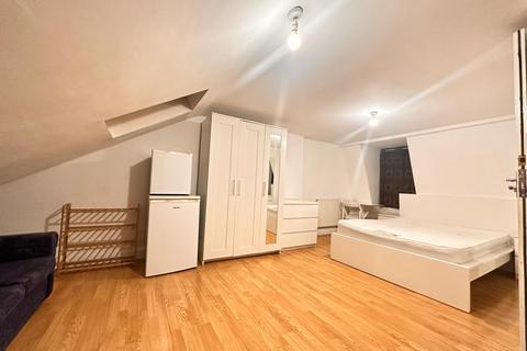 1 bedroom in a flat share to rent, London W12
