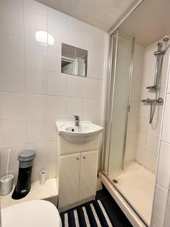 1 bedroom in a flat share to rent, London W12
