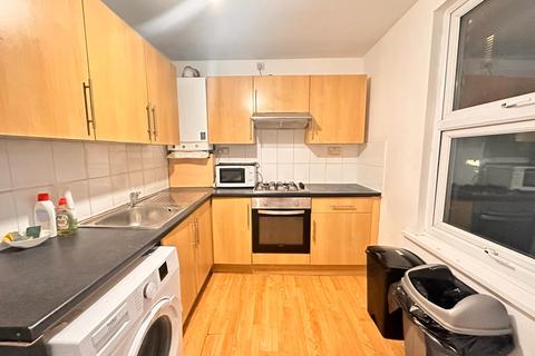 1 bedroom in a flat share to rent, London W12