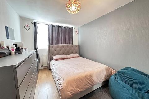 2 bedroom apartment to rent, Beresford Road, London E4