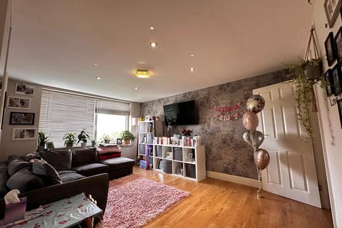 2 bedroom apartment to rent, Beresford Road, London E4