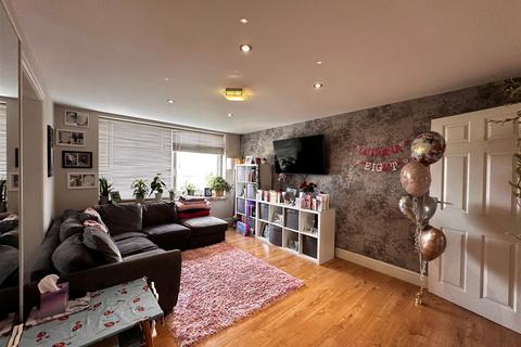 2 bedroom apartment to rent, Beresford Road, London E4