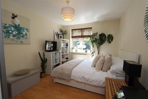 2 bedroom flat for sale, Scholars Way, Gidea Park, Romford