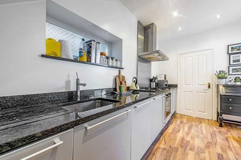 2 bedroom flat to rent, St. Andrews Square, Surbiton KT6