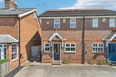 2, Grosvenor Cottages Wycombe End, Beaconsfield, HP9 1LY