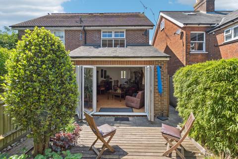 2, Grosvenor Cottages Wycombe End, Beaconsfield, HP9 1LY