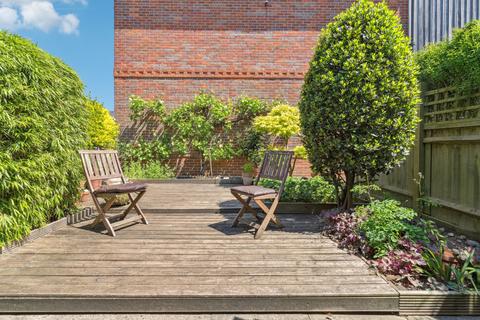2, Grosvenor Cottages Wycombe End, Beaconsfield, HP9 1LY