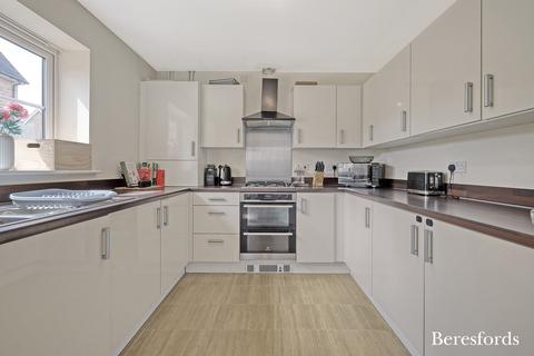 2 Meadfarm Close, Romford, RM3 9FJ