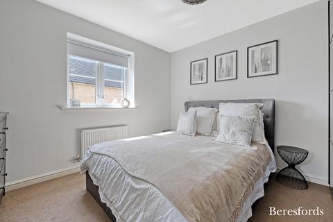 2 Meadfarm Close, Romford, RM3 9FJ