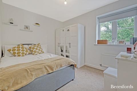 2 Meadfarm Close, Romford, RM3 9FJ