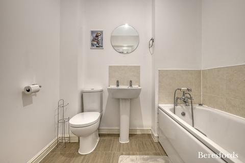 2 Meadfarm Close, Romford, RM3 9FJ