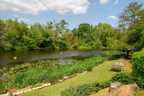 2 bedroom apartment for sale, Berkeley Court, WEYBRIDGE, KT13