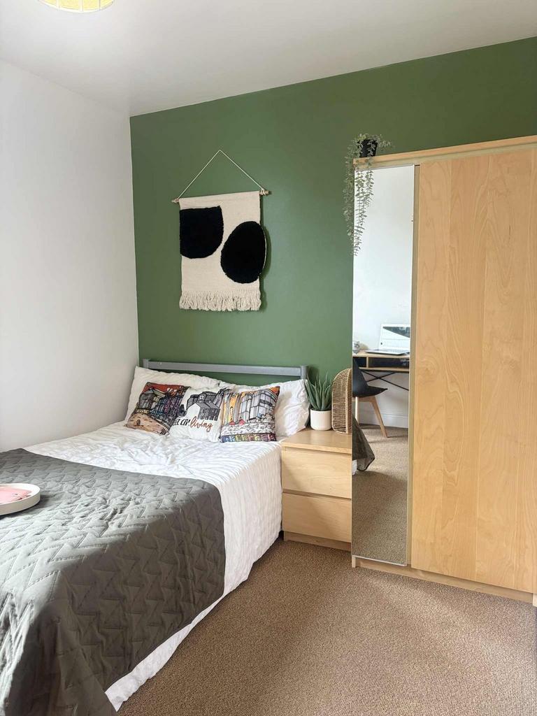 A cozy double bedroom featuring a comfortable b...